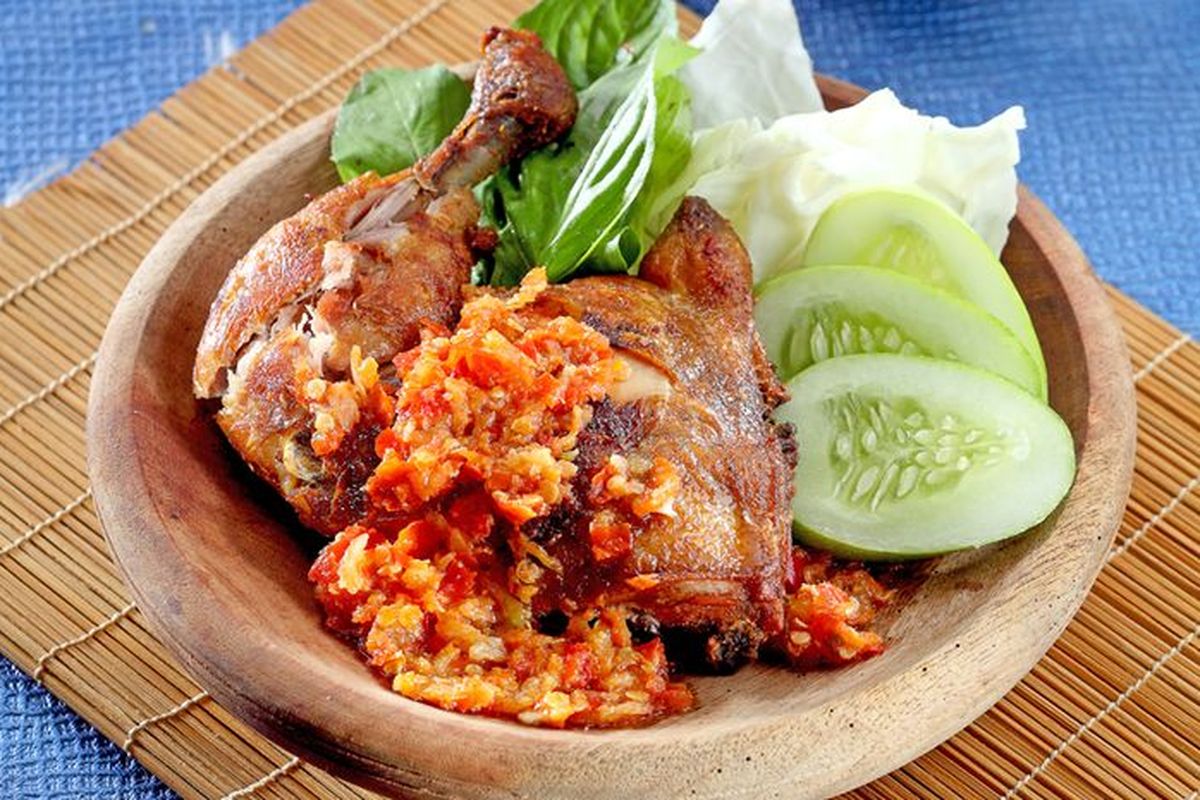 Ayam Penyet Viral, Pedasnya Bikin Merem Melek